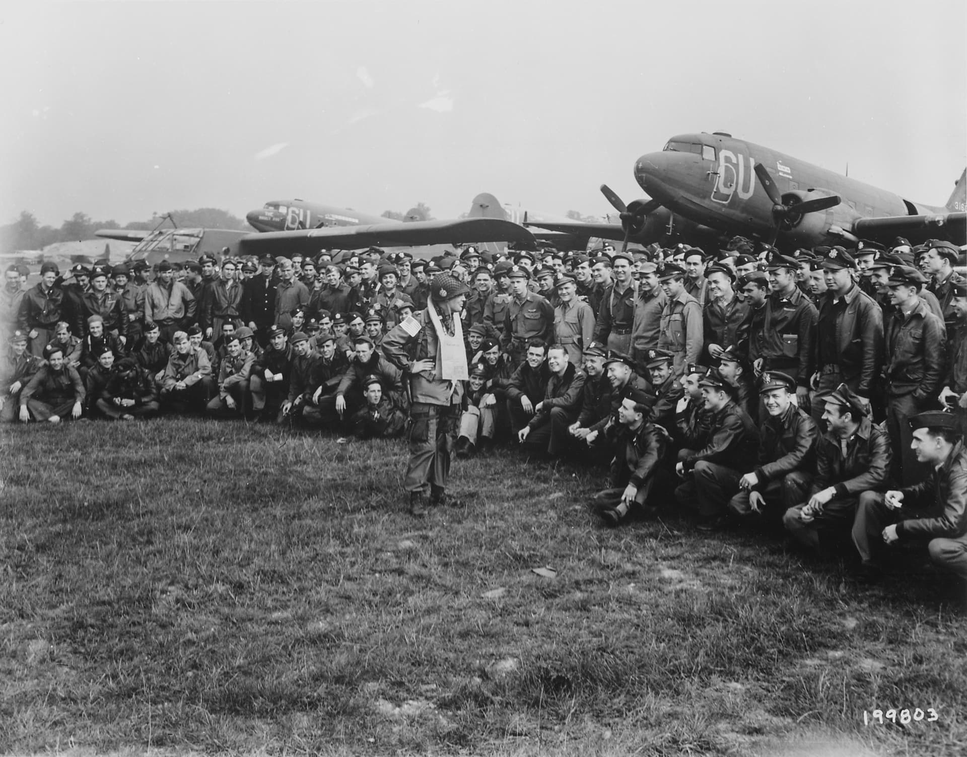 Gen. McAuliffe briefing glider pilots