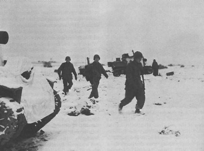 Paratroopers moving to Bastogne